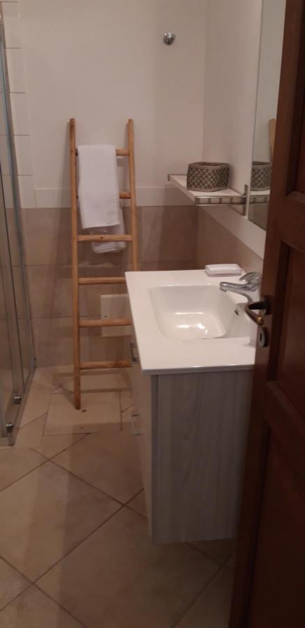 Cottage La Roccia Merine Bagian luar foto