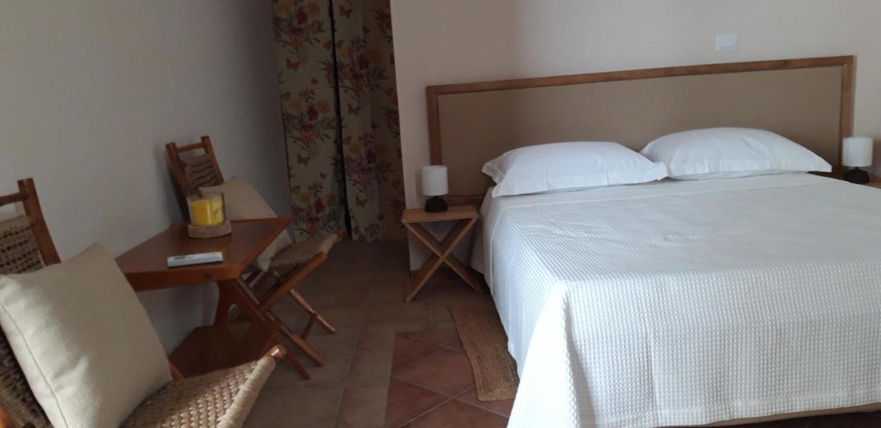 Cottage La Roccia Merine Bagian luar foto