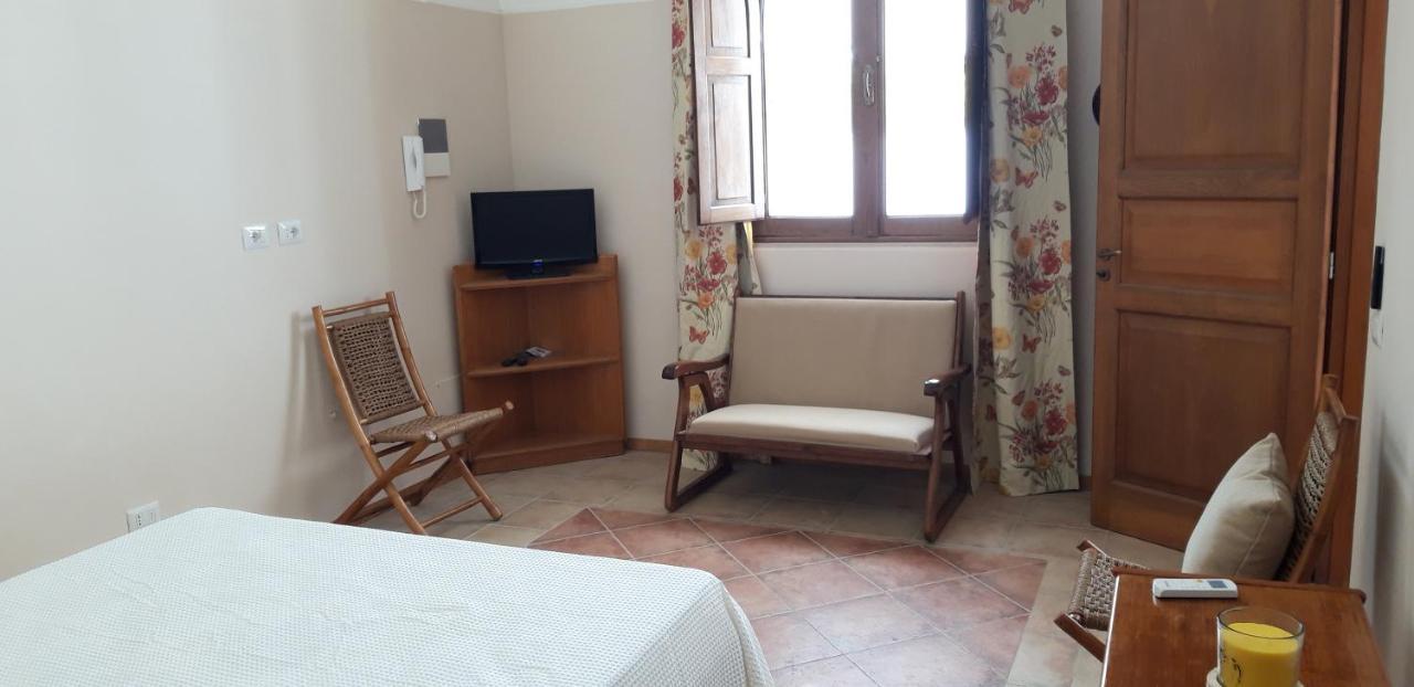 Cottage La Roccia Merine Bagian luar foto