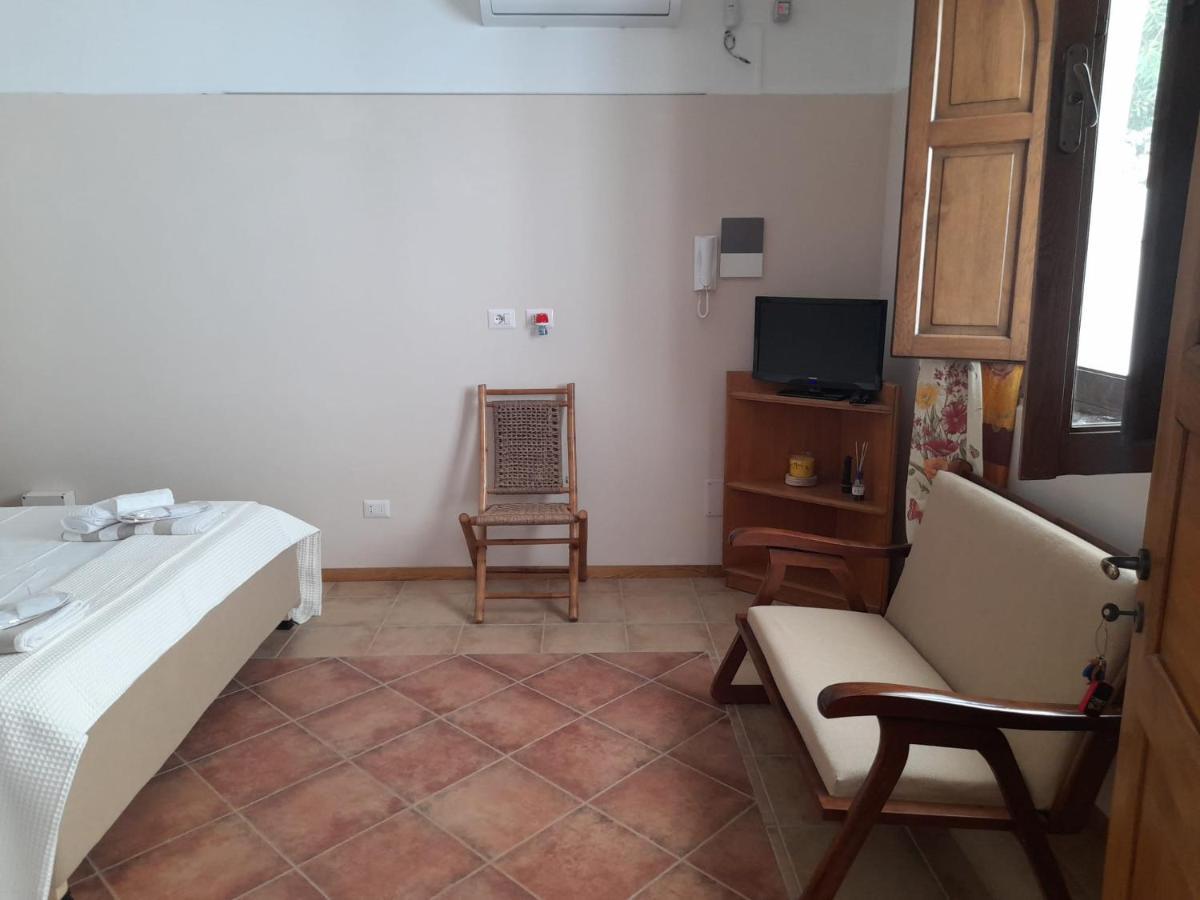 Cottage La Roccia Merine Bagian luar foto
