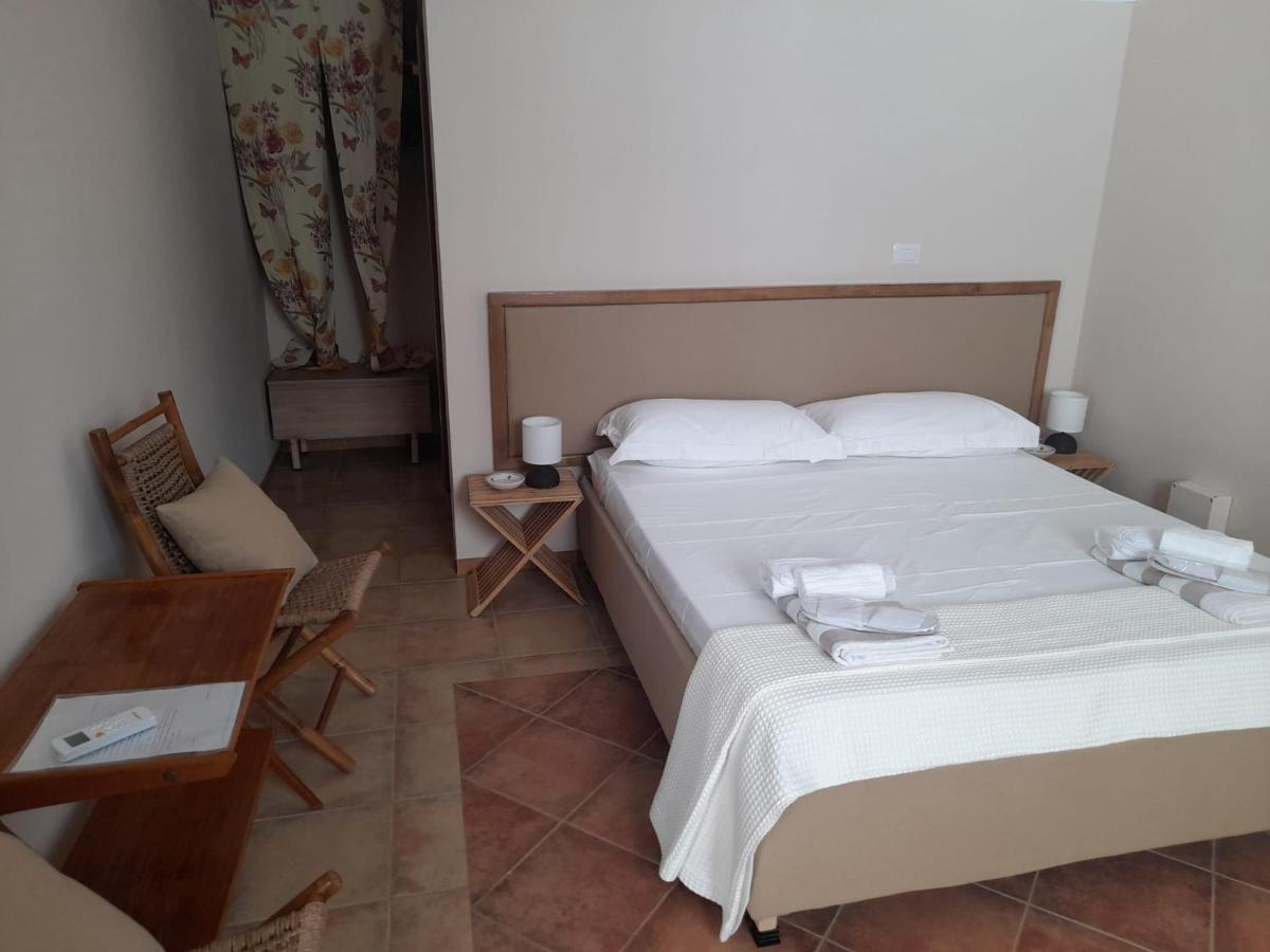 Cottage La Roccia Merine Bagian luar foto